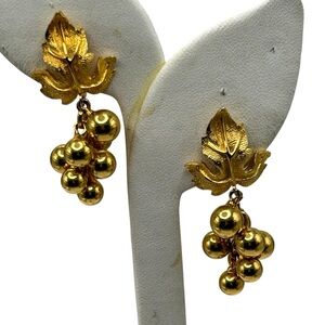 Beautiful Vintage Dangling Grape Cluster Clip Earrings
